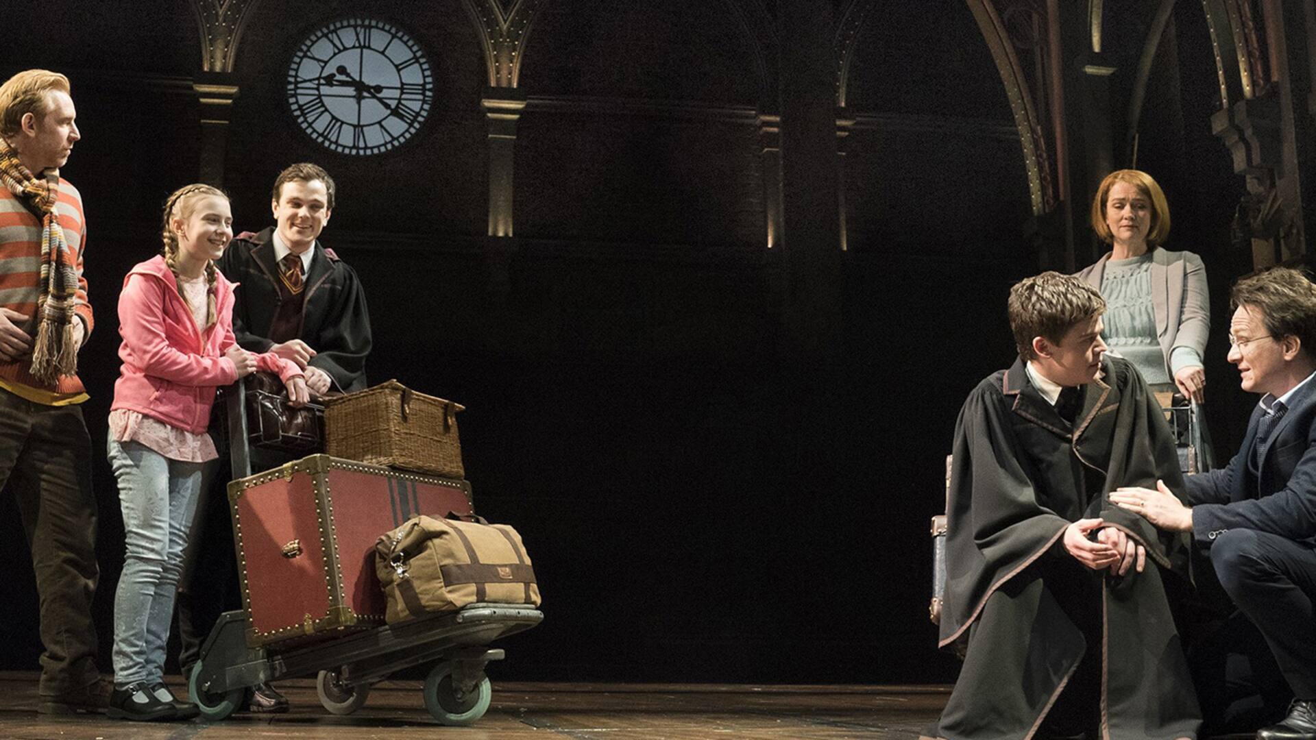 El joven Albus Potter rumbo a su primer año en Hogwarts, donde la sombre de su célebre padre mago se hace más y más pesada, según la obra basada en personajes de JK Rowling