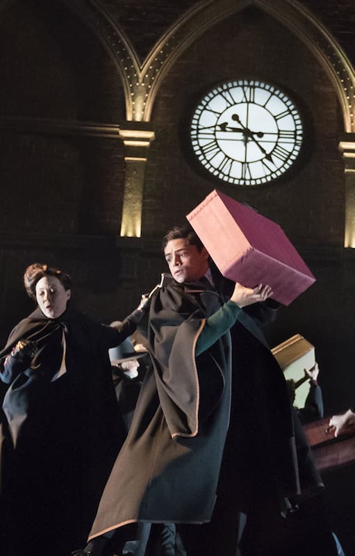 El joven Albus Potter rumbo a su primer año en Hogwarts, donde la sombre de su célebre padre mago se hace más y más pesada, según la obra basada en personajes de JK Rowling