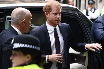 Harry testificó en una causa por el hackeo de su teléfono, en Londres. (HENRY NICHOLLS / AFP)