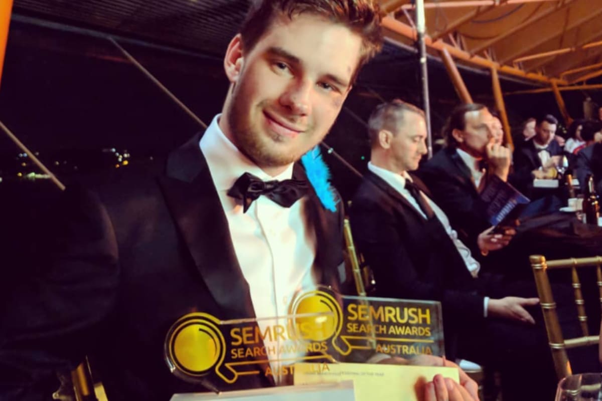 Harry Sanders pasó de dormir bajo un puente a ser millonario (fuente: captura de Instagram)