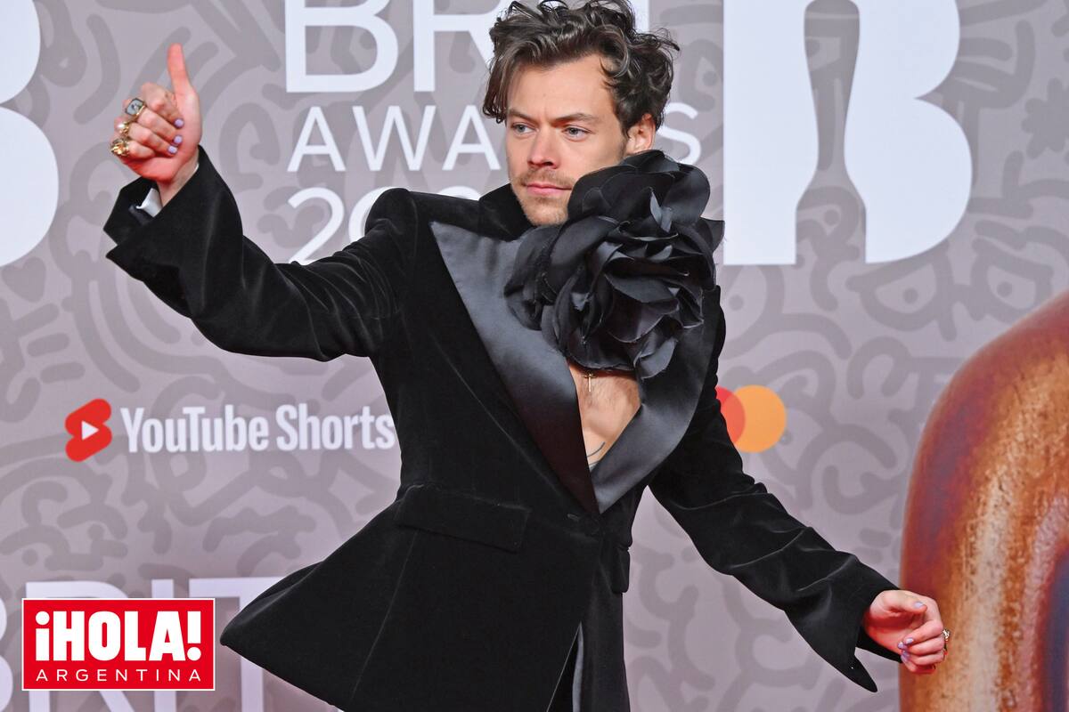 Harry Styles, el máximo ganador de la noche, impactó en la red carpet con una creación de Nina Ricci por Harris Reed, el nuevo director creativo de la firma: blazer con peplum coronado por una enorme flor en organza satinada y pantalón de corte flare en terciopelo negro.