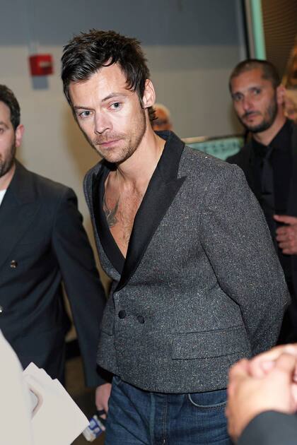Harry Styles, encargado de entregar el premio al Álbum del Año, lució un look de la colección femenina otoño-invierno 2027 de Dior de chaqueta ceñida a la cintura con solapas negras, sin camisa y jeans