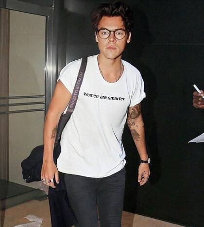 Harry Styles usando una remera con la frase "las mujeres son más inteligentes"