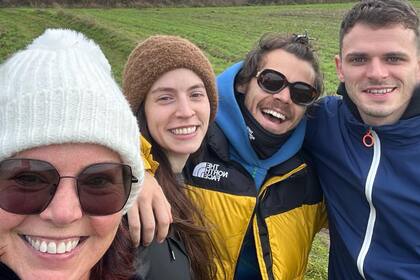 Harry Styles posando junto a su mamá, su hermana y su cuñado mientras daban un paseo