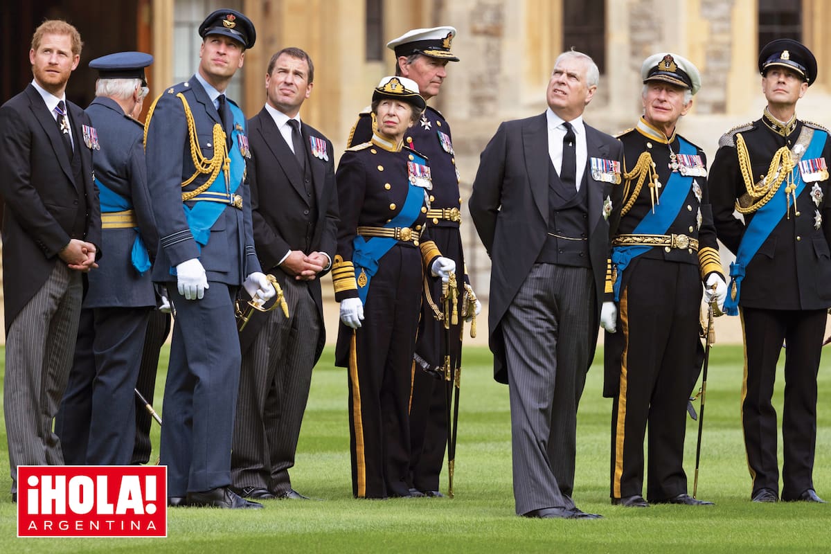 Harry, William, Peter Phillips, la princesa Ana, su marido Tim Lawrence, el príncipe Andrés, el Rey y el conde de Wessex esperan para entrar a la capilla.