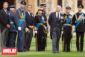 Harry, William, Peter Phillips, la princesa Ana, su marido Tim Lawrence, el príncipe Andrés, el Rey y el conde de Wessex esperan para entrar a la capilla.