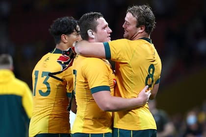 Harry Wilson de Australia, a la derecha, abraza a su compañero de equipo Angus Bell de Australia luego de la prueba de rugby de Bledisloe entre Australia y Nueva Zelanda en el Suncorp Stadium, Brisbane, Australia