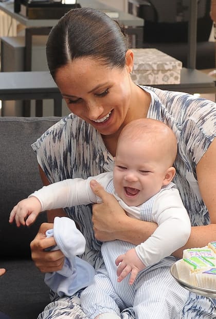 Meghan junto a su hijo Archie, que sonrío muchas veces durante su primera aparición pública