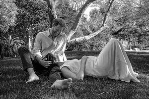 Harry y Meghan en el jardín de su casa en Montecito. Rob Lowe contó las intimidades de sus vecinos de la realeza.