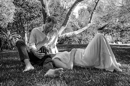 Harry y Meghan en el jardín de su casa en Montecito. Rob Lowe contó las intimidades de sus vecinos de la realeza.