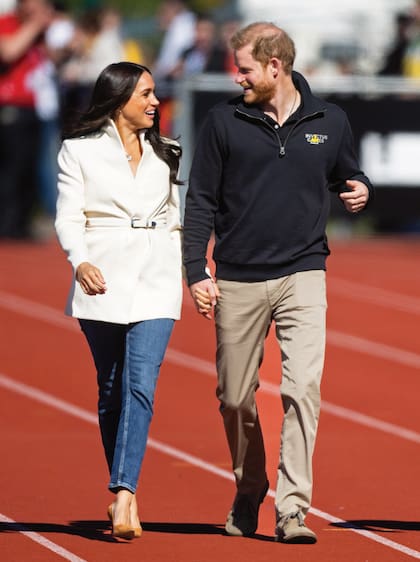 Harry y Meghan en la competencia de atletismo, que tuvo lugar el domingo 17. Para ese momento, ella vistió jean, stilettos camel y una chaqueta blanca tipo americana con un cinturón que entallaba y estilizaba su silueta, un truco que se convirtió en el sello de estilo de Kate, la duquesa de Cambridge. ¿Un guiño a su cuñada?