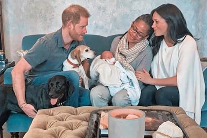 Harry y Meghan junto a la recién nacida Lilibet, Doria Ragland (mamá de la duquesa) y sus perros Guy y Pula.