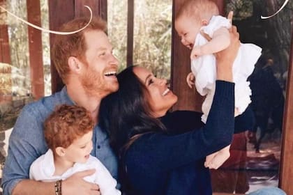 Harry y Meghan, junto a sus hijos, Archie y Lilibet