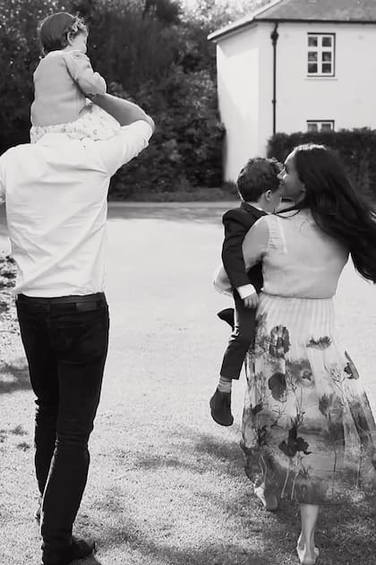 Harry y Meghan junto a sus hijos Archie y Lili