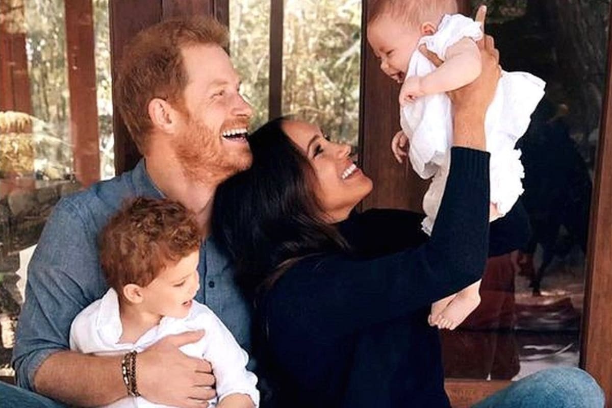 Harry y Meghan junto a sus hijos, Archie y Lilibet Diana