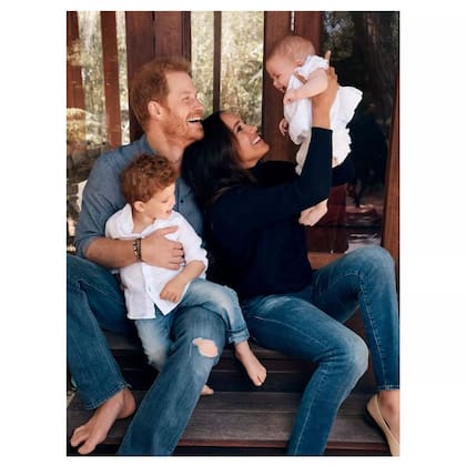 Harry y Meghan junto a sus hijos, Archie y Lilibet (Crédito: Instagram/@alexilubomirski)