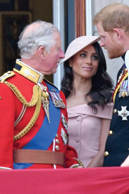 En 2018, junto a Carlos III, en el balcón del Palacio de Buckingham durante los festejos de Trooping the Colour, el desfile que marca
oficialmente el cumpleaños del monarca