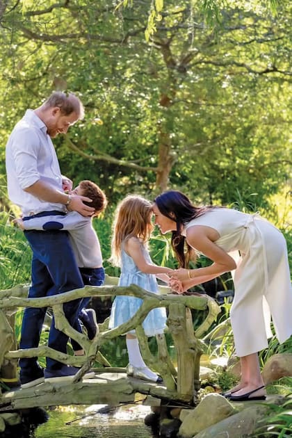 Durante el último viaje al Reino Unido, en julio,
visitaron Althorp House, donde está enterrada la mamá de Harry, Diana de Gales