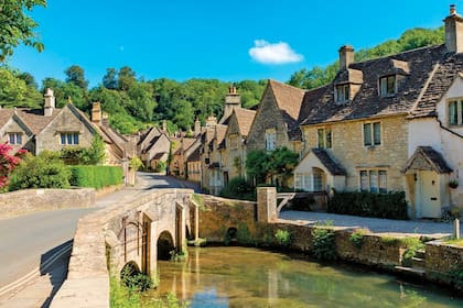Una postal de los Cotswolds, en la campiña inglesa, donde presuntamente se instalarán antes de que termine el mes. Tras la mudanza, los Sussex seguirán siendo personas privadas y miembros de la realeza sin funciones oficiales, no vivirán en un palacio, y su seguridad, por el momento, también correrá por su cuenta