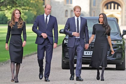 En septiembre de 2022, tras la muerte de Isabel II, los príncipes de Gales y los duques de Sussex se acercan a ver las ofrendas florales que el pueblo había dejado a las puertas del castillo
de Windsor. Fue la última vez que se los vio juntos