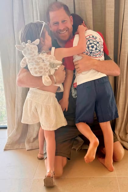 Con esta imagen, Meghan le deseó feliz Día del
Padre a su marido, al que se ve sonriente mientras abraza a sus hijos, Archie y Lilibet