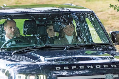 La noticia de la vuelta de los Sussex salió a la luz justo cuando la familia real daba inicio a sus vacaciones de verano en Balmoral. En esta imagen, puede verse a los príncipes de Gales, el domingo 23, cuando se dirigían a Crathie Kirk, una pequeña iglesia parroquial cerca del castillo de Balmoral