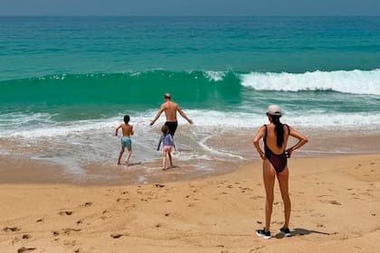 Antes de visitar a Carlos III
En julio pasado, los Sussex estuvieron de vacaciones en Portugal, donde tienen una
casa