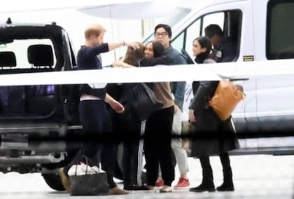 Harry y Meghan se abrazan con su equipo en el regreso de Nueva York a Santa Bárbara