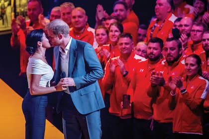 Harry y Meghan se besan en pleno escenario durante la ceremonia inaugural de los Juegos Invictus y provocan una ovación.