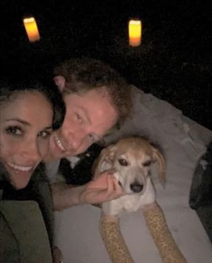 Harry y Meghan y el pedido de mano que incluyó mantita al aire libre, quince velas led y a su incondicional mascota con ellos.