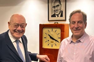 De barrer el taller a liderar una empresa: la historia del hombre de 94 años que no se retiró