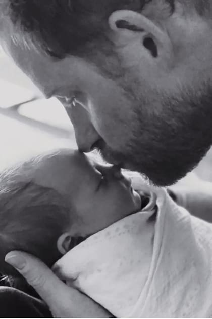 Harry y un gesto de cariño para su hija Lilibet, en una imagen del documental de Netflix sobre los duques de Sussex