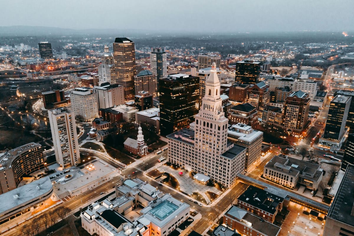 Hartford, Connecticut, es el mejor mercado inmobiliario para los compradores en 2026 (Unsplash)