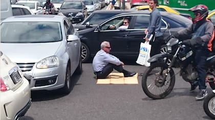 harto de los piquetes, un conductor porteño decidió él también interrumpir el tránsito