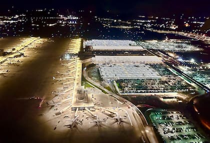 Hartsfield-Jackson Atlanta International es el aeropuerto más concurrido en EE.UU. y se verá afectado por la reducción de vuelos (Wikimedia Commons/Harrison Keely)