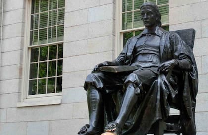 Por la suspensión de actividades, a los estudiantes becados en Harvard se les pidió que regresen a sus países de origen