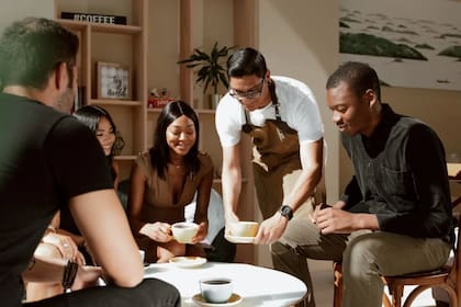 Harvard indicó los beneficios de tomar café con amigos y familiares (Foto Pexels)