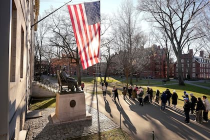 Harvard recibe avisos de que fondos serán restaurados, pero el dinero no ha llegado
