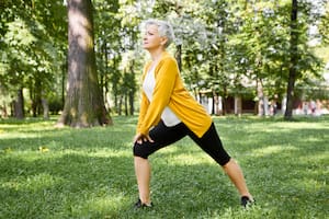 Harvard recomienda algunos ejercicios que pueden ayudar a evitar la pérdida de masa muscular