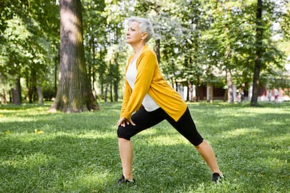 Harvard recomienda algunos ejercicios que pueden ayudar a evitar la pérdida de masa muscular