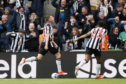 Harvey Barnes celebra su segundo gol de la tarde para Newcastle ante West Ham y los hinchas deliran en las tribunas del St. James' Park.