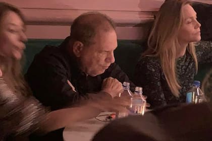 Harvey Weinstein, acusado de violación, fue a un bar y tres actrices le hicieron pasar un mal momento