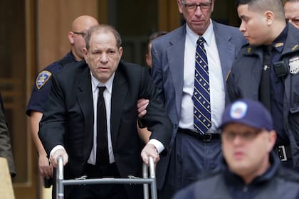 Harvey Weinstein, al salir de los tribunales