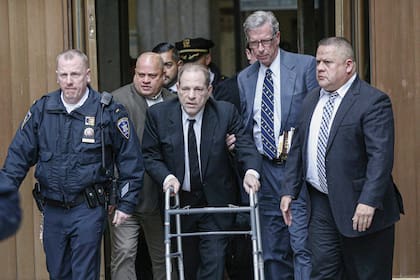 Harvey Weinstein deja la corte luego de la primera jornada