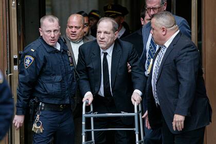 Harvey Weinstein regresa al penal de Rikers en Nueva York tras haber trascendido que recibía un trato preferencial en el hospital donde estaba internado