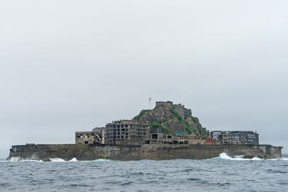 <Hashima> la isla japonesa sin verde que fue la más poblada del planeta.