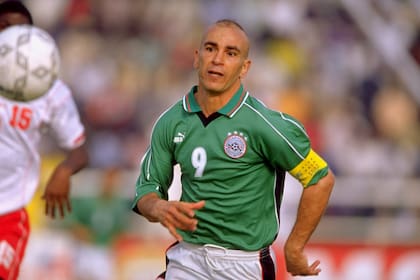 Hassan como jugador representando a Egipto con la número 9, en un duelo de cuartos de final de la Copa África ante Túnez, en la que perdieron 1-0, el 6 de febrero del año 2000