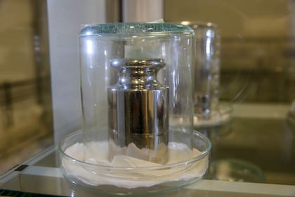Hasta ahora, los patrones de unidades de medida nacionales de masa, como el kilogramo, sus múltiplos y submúltiplos, eran objetos físicos celosamente guardados en el INTI
