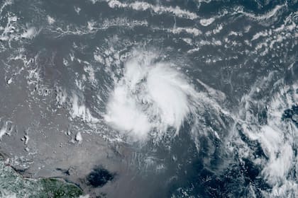 Hasta ahora ninguno de los fenómenos en el Atlántico representa riesgos para Puerto Rico ni Estados Unidos (NOAA via AP)