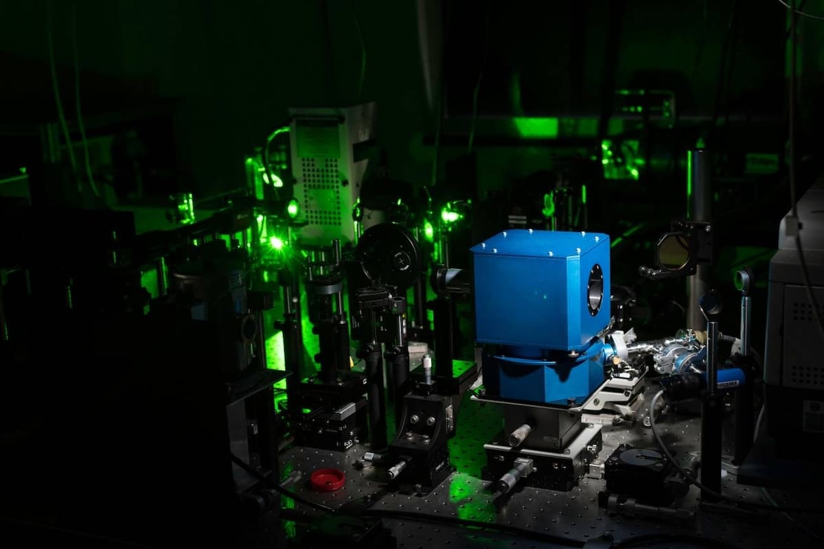 Hasta ahora se necesitaban temperaturas extremadamente bajas para alcanzar la superconductividad, la capacidad de algunos materiales para conducir la corriente eléctrica sin resistencia ni pérdidas de energía, pero investigadores de la Universidad de Rochester (EE UU) lo han logrado a 15 °C con un c